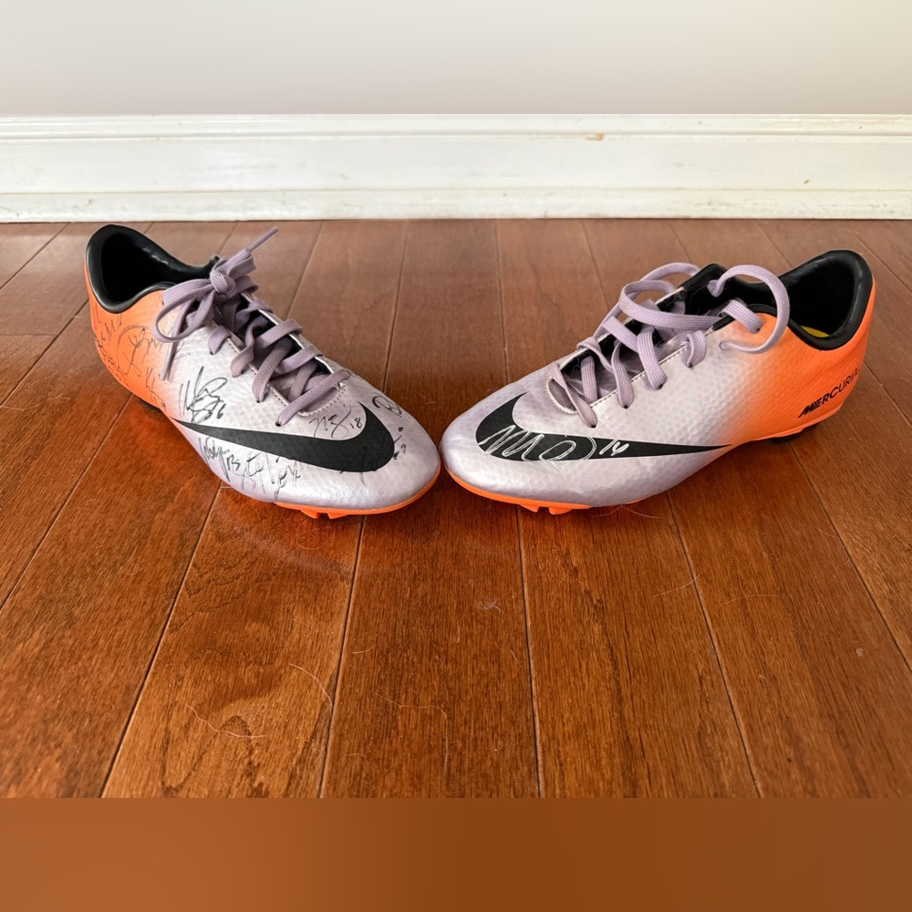 Autographed !!! NIke Mercurial Victory Youth soccer Cleats signed by USWNT 2015